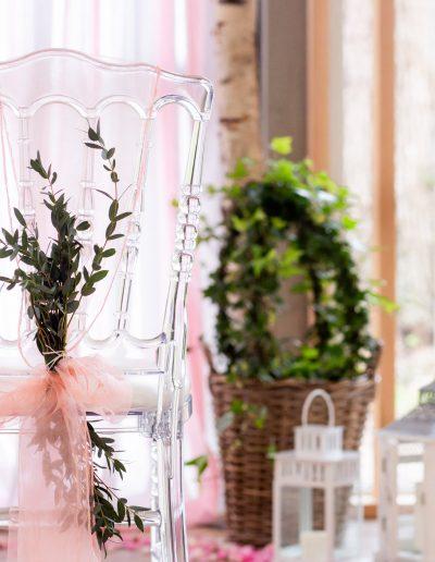 Décoration de mariage à Deauville, au Domaine les Planches - Chaise transparente de style pour l'accueil des mariés, par CREA EVENT, Décoratrice UFDI à Honfleur, Deauville, Caen - 14
