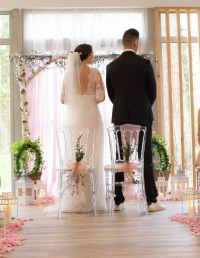 Décoration de mariage à Deauville, au Domaine les Planches - Les mariés en place, par CREA EVENT, Décoratrice UFDI à Honfleur, Deauville, Caen - 14