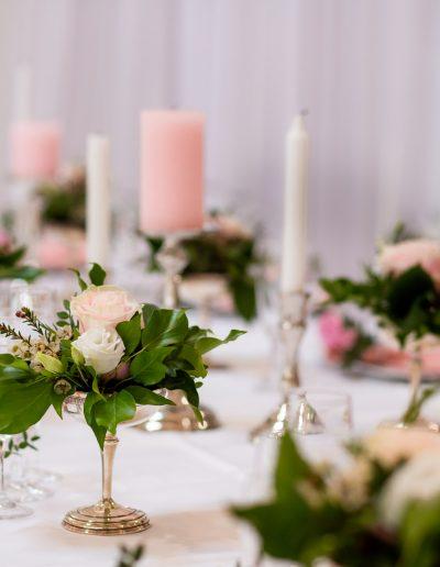 Décoration de mariage à Deauville, au Domaine les Planches - Roses blanches et bougies roses sur table, par CREA EVENT, Décoratrice UFDI à Honfleur, Deauville, Caen - 14