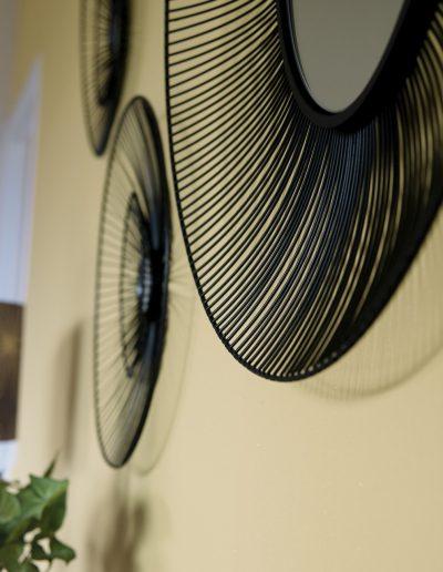 Décoration d'un salon-salle à manger à Caen - Détail des miroirs, par CREA DECO, Décoratrice UFDI à Honfleur, Deauville, Caen - 14