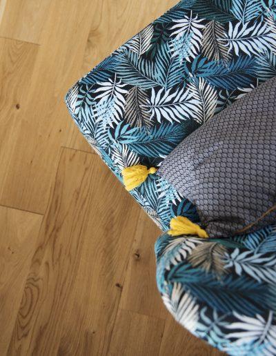 Décoration d'un salon-salle à manger à Caen - Détail du tissu motifs palmiers, par CREA DECO, Décoratrice UFDI à Honfleur, Deauville, Caen - 14