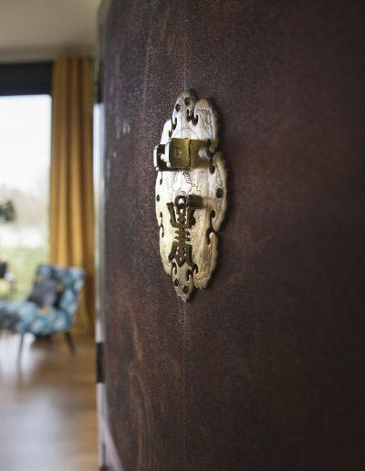 Décoration d'un salon-salle à manger à Caen - Détail d'une ferrure de meuble, par CREA DECO, Décoratrice UFDI à Honfleur, Deauville, Caen - 14