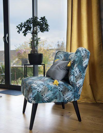 Décoration d'un salon-salle à manger à Caen - Un fauteuil haut en feuillage, par CREA DECO, Décoratrice UFDI à Honfleur, Deauville, Caen - 14