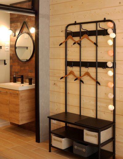 Chambre d'hôtes style indus Honfleur - contraste du mur en lambris de la chambre avec les briques de la salle de bains © francois louchet, par CREA DECO, Décoratrice UFDI à Honfleur, Deauville, Caen - 14