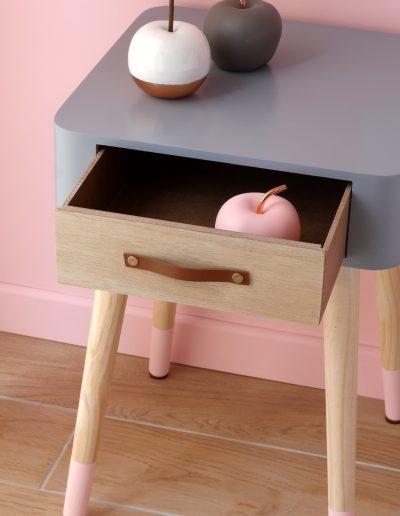 Chambre d'hôtes style indus Honfleur - détail chevet gris rose blanc et pommes en céramique rappelant la normandie © francois louchet, par CREA DECO, Décoratrice UFDI à Honfleur, Deauville, Caen - 14