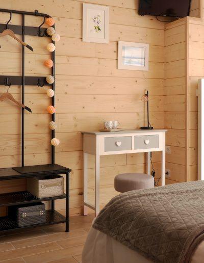 Chambre d'hôtes style indus Honfleur - mur en lambris de la chambre et penderie style indu qui crée le lien vers la salle de bains © francois louchet, par CREA DECO, Décoratrice UFDI à Honfleur, Deauville, Caen - 14