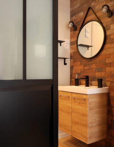 Chambre d'hôtes style indus Honfleur - vue de la porte indus coulissante et de la salle de bains mur briques © francois louchet, par CREA DECO, Décoratrice UFDI à Honfleur, Deauville, Caen - 14