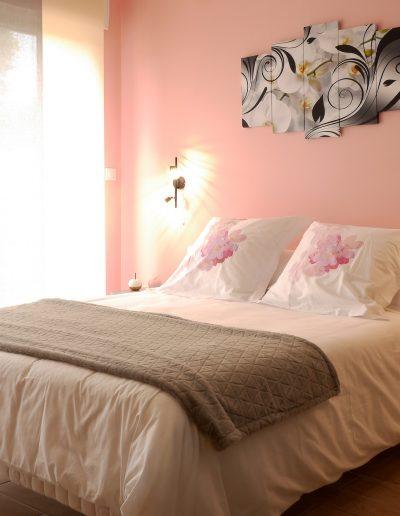 Chambre d'hôtes style indus Honfleur - vue de la salle de bains vers la tête de lit rose poudré et les panneaux japonais © francois louchet, par CREA DECO, Décoratrice UFDI à Honfleur, Deauville, Caen - 14