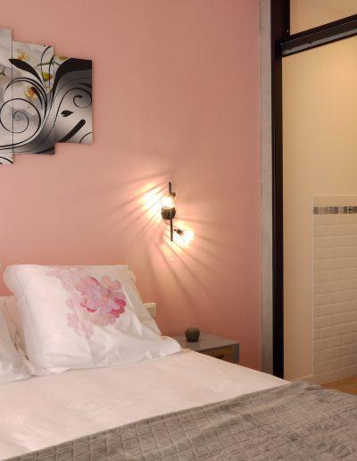 Chambre d'hôtes style indus Honfleur - vue du lit vers l'autre accés de la salle de bains © francois louchet, par CREA DECO, Décoratrice UFDI à Honfleur, Deauville, Caen - 14