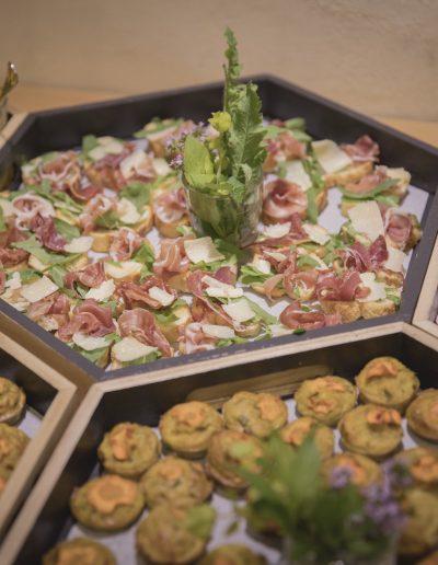 Décoration mariage thème tropical et coloré au Logis La Baronnie à Douvres la Délivrande - Plateau cocktail tropical et coloré © Capture Photographie - Lou Chevallier, par CREA DECO, Décoratrice UFDI à Honfleur, Deauville, Caen - 14