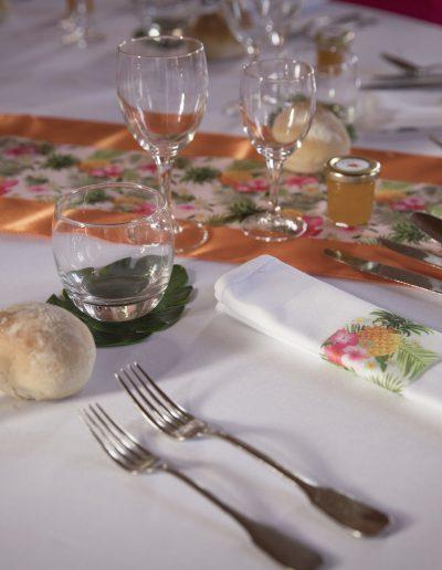 Décoration mariage thème tropical et coloré au Logis La Baronnie à Douvres la Délivrande - détail de la table cadeau invité personnalisé confiture et rhum arrangé © Capture Photographie - Lou Chevallier, par CREA DECO, Décoratrice UFDI à Honfleur, Deauville, Caen - 14