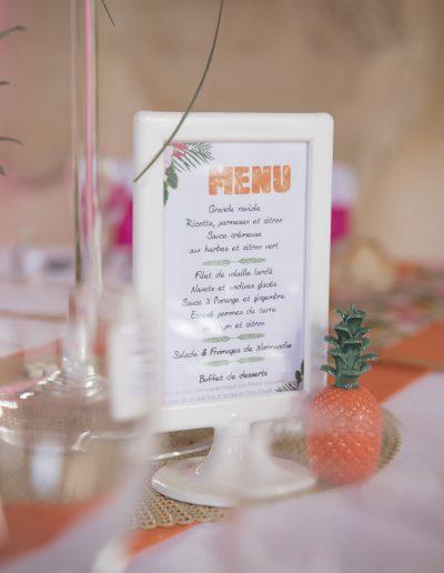 Décoration mariage thème tropical et coloré au Logis La Baronnie à Douvres la Délivrande - détail menu personnalisé et ananas © Capture Photographie - Lou Chevallier, par CREA DECO, Décoratrice UFDI à Honfleur, Deauville, Caen - 14