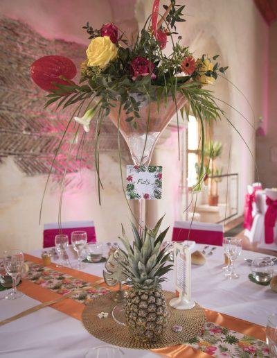 Décoration mariage thème tropical et coloré au Logis La Baronnie à Douvres la Délivrande - détail vase martini ananas © Capture Photographie - Lou Chevallier, par CREA DECO, Décoratrice UFDI à Honfleur, Deauville, Caen - 14