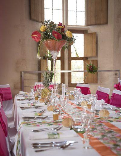 Décoration mariage thème tropical et coloré au Logis La Baronnie à Douvres la Délivrande - table d'honneur ovale vase martini © Capture Photographie - Lou Chevallier, par CREA DECO, Décoratrice UFDI à Honfleur, Deauville, Caen - 14