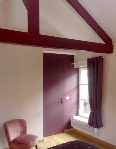 Chambre avec un mur prune et les poutres peintes en prune - couleur assortie au papier peint © francois louchet, par CREA DECO, Décoratrice UFDI à Honfleur, Deauville, Caen - 14