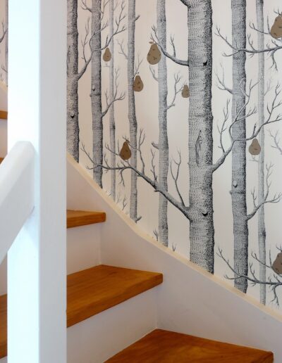 Détail de l'escalier marches en bois rembarde blanc avec le papier peint arbre © francois louchet, par CREA DECO, Décoratrice UFDI à Honfleur, Deauville, Caen - 14