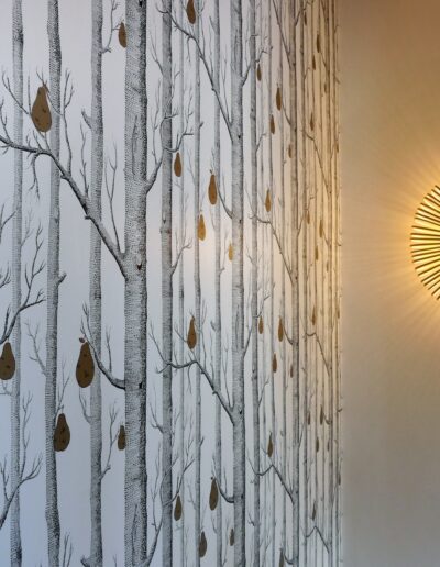 Détail du papier peint de l'escalier et du luminaire qui éclaire comme un coucher de soleil © francois louchet, par CREA DECO, Décoratrice UFDI à Honfleur, Deauville, Caen - 14