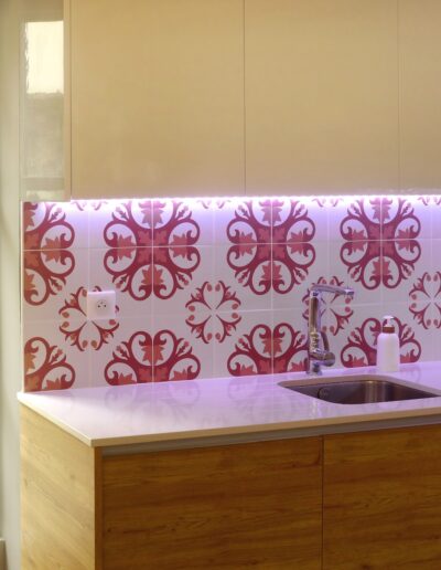 Détails de la cuisine - vue sur la crédence en carreaux de ciment terracotta et les briques de Honfleur - rideau lumineux © francois louchet, par CREA DECO, Décoratrice UFDI à Honfleur, Deauville, Caen - 14