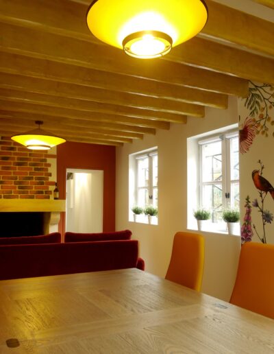 Vue de la salle à manger vers la cheminée et le mur terracotta © francois louchet, par CREA DECO, Décoratrice UFDI à Honfleur, Deauville, Caen - 14