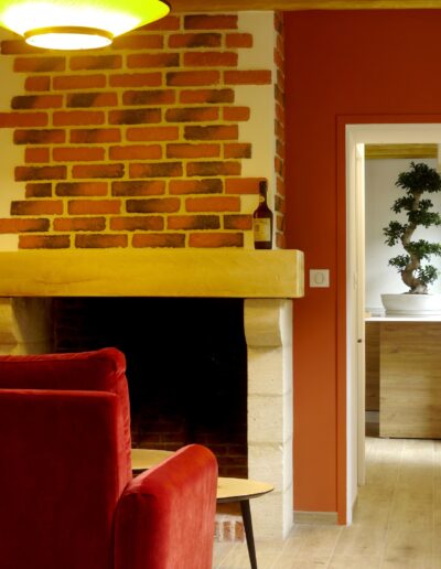Vue sur la cheminée et le mur terracotta - la cuisine au loin © francois louchet, par CREA DECO, Décoratrice UFDI à Honfleur, Deauville, Caen - 14