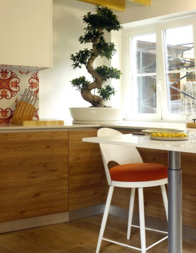 Vue sur la cuisine - détails du coin repas et des fauteuils de bar © francois louchet, par CREA DECO, Décoratrice UFDI à Honfleur, Deauville, Caen - 14
