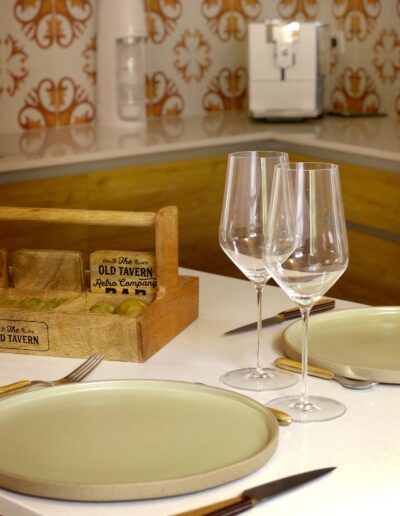 Vue sur la cuisine - détails du coin repas © francois louchet, par CREA DECO, Décoratrice UFDI à Honfleur, Deauville, Caen - 14