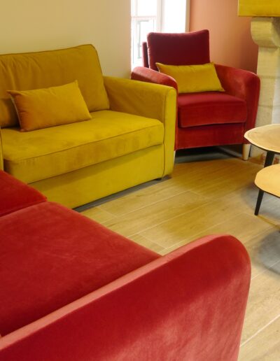 Vue sur le salon cosy et la cheminée © francois louchet, par CREA DECO, Décoratrice UFDI à Honfleur, Deauville, Caen - 14