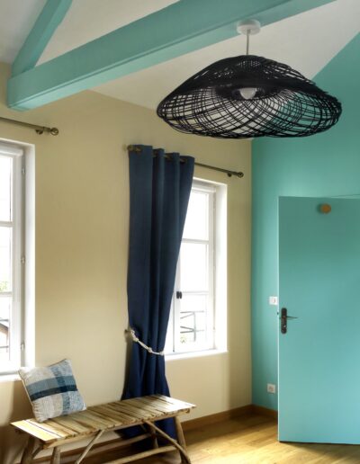 Vue sur une chambre aux différentes tonalités de bleu qui rappellent les côtes normandes © francois louchet, par CREA DECO, Décoratrice UFDI à Honfleur, Deauville, Caen - 14