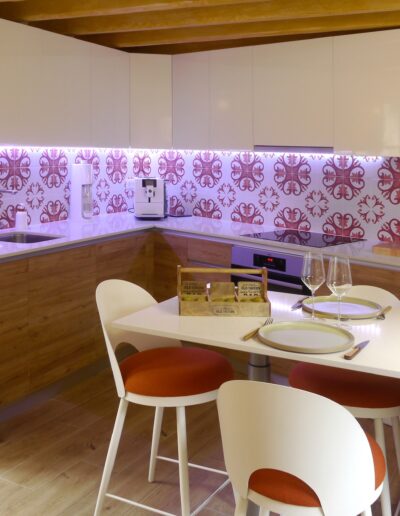 Vue d'ensemble de la cuisine meuble laqué blanc et bois avec crédence carreaux ciment et coin repas © francois louchet, par CREA DECO, Décoratrice UFDI à Honfleur, Deauville, Caen - 14