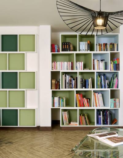 Rénovation, agencement et décoration d'un salon/bibliothèque modulable à Genneville - vue sur la bibliothèque sur-mesure, par CREA DECO, Décoratrice UFDI à Honfleur, Deauville, Caen - 14