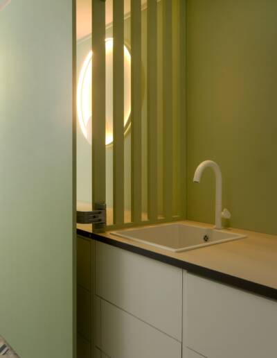 Rénovation, agencement et décoration d'un salon/bibliothèque modulable à Genneville - vue sur la kitchette, par CREA DECO, Décoratrice UFDI à Honfleur, Deauville, Caen - 14