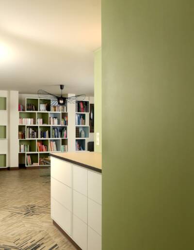 Rénovation, agencement et décoration d'un salon/bibliothèque modulable à Genneville - vue sur la porte coulissante, par CREA DECO, Décoratrice UFDI à Honfleur, Deauville, Caen - 14