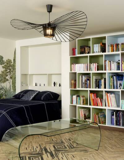 Rénovation, agencement et décoration d'un salon/bibliothèque modulable à Genneville - vue sur le lit escamotable, par CREA DECO, Décoratrice UFDI à Honfleur, Deauville, Caen - 14