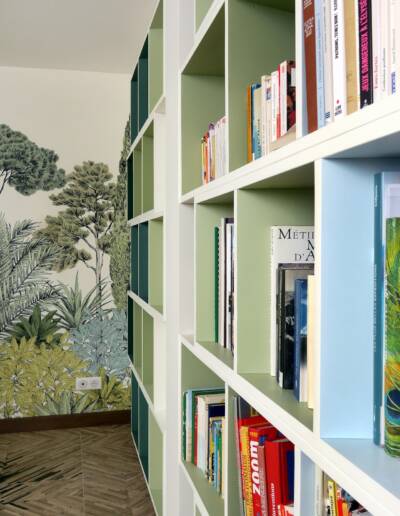 Rénovation, agencement et décoration d'un salon/bibliothèque modulable à Genneville - zoom sur la bibliothèque aux couleurs de la nature, par CREA DECO, Décoratrice UFDI à Honfleur, Deauville, Caen - 14